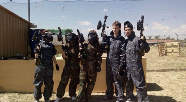 grupo de amigos listos para jugar al gotcha